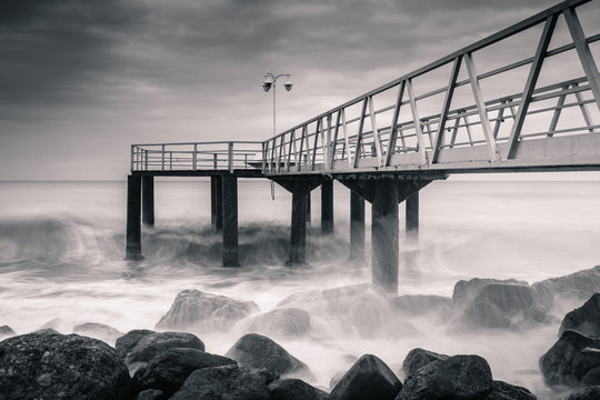 Temporal maritimo en el mar Mediterr&aacute;neo en blanco y negro