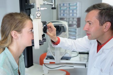 optometrist measuring the eye grades