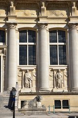 Fototapeta premium Colonnade du palais de justice à Paris, France