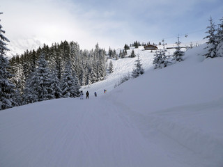 Skifahrer gegenüber dem Hochkönig