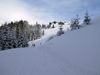 Skifahrer gegenüber dem Hochkönig