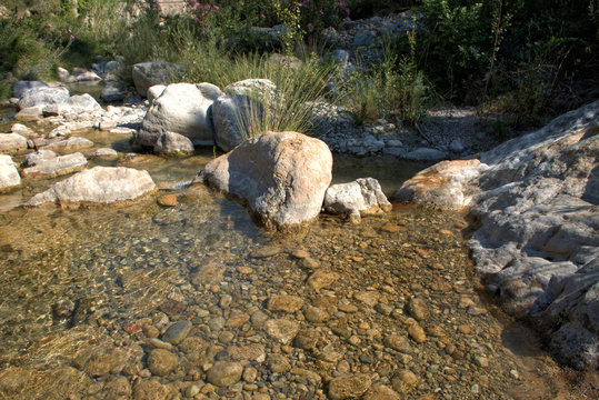 Agua fluyendo entre las rocas de un rio