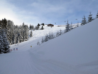 Skifahrer gegenüber dem Hochkönig