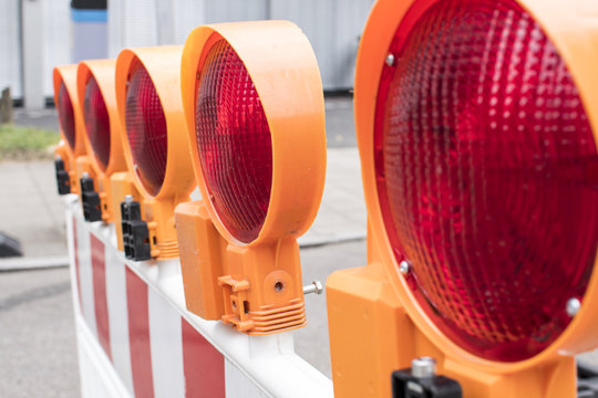 Warnbarke mit Warnleuchten als Stra&szlig;ensperre