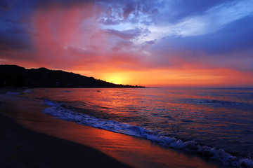 Obraz premium Scenic colorful sunset at the sea coast