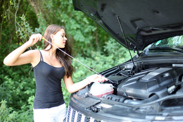 Frau misst den Ölstand 