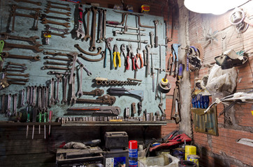 panel de herramientas en viejo taller de automotores