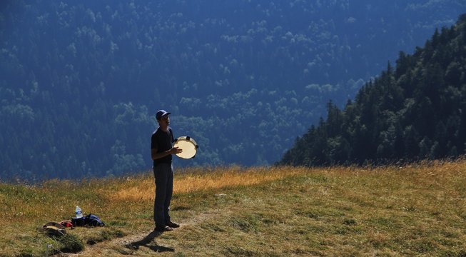 joueur de tambourin sur les cr&ecirc;tes du Vercors