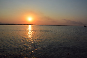 Fototapeta na wymiar Beautiful sunset at the beach 