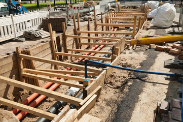 Alte und neue Fernw&auml;rmerohre liegen in einer Baugrube