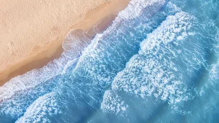Crédence en verre imprimé Vue aerienne plage Vague sur la plage en arrière-plan. Beau fond naturel à l& 39 heure d& 39 été. Paysage marin aérien de drone à l& 39 heure d& 39 été