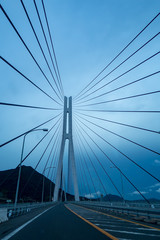 Fototapeta premium 夜明けのしまなみ海道、吊り橋とワイヤー