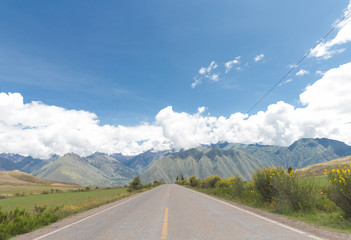 Naklejka premium carretera con fondo cerro y nube