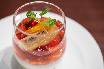 グラスに入ったイチゴのゼリー