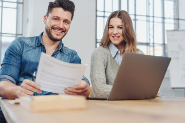 junge mitarbeiter sitzen am schreibtisch in einer besprechung