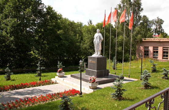 Город Мышкин. Памятник В.И. Ленину