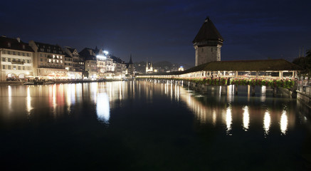 Obraz premium Night view of wooden Chapel Bridge and Lucerne old town, Switzerland