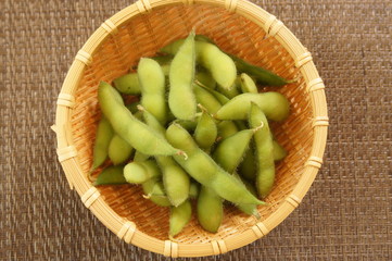 竹ざるに盛られた茹でた枝豆