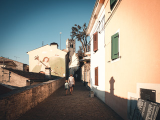 Gasse entlang der Standtmauer in Motovun, Istrien, Kroatien