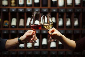 Küchenrückwand glas motiv Mann und Frau trinken zusammen Rot- und Weißwein © Ilshat