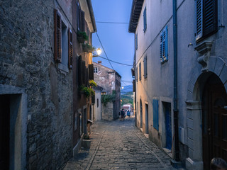 Enge Gasse in Motovun, Kroatien