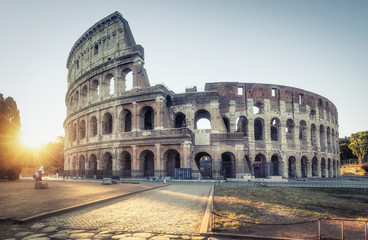 Fototapeta premium Koloseum o zachodzie słońca. Sceniczny punkt zwrotny Rzym, Włochy, w ranku świetle.