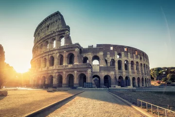Keuken spatwand met foto Colosseum in Rome, Italië bij zonsopgang. Kleurrijke reizen achtergrond. © Funny Studio