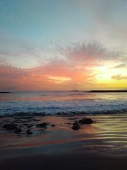 romantischer Sonnenuntergang auf Teneriffa mit Segelboot im Hintergrund