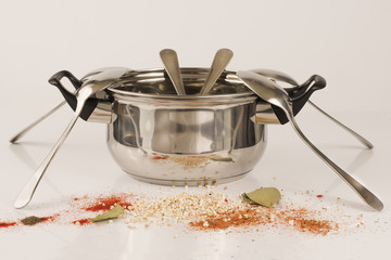 garnek i sześć łyżek