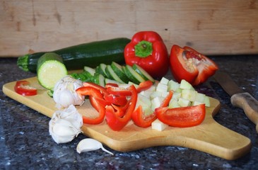 Verschiedene rohe Gemüse auf einem Holzbretterschiedene rohe Gemüse auf einem Holzbrett