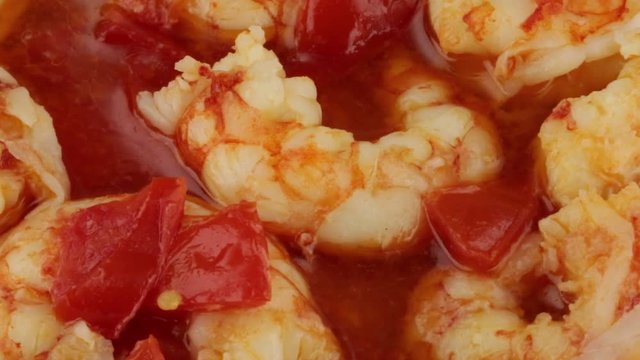 Sugo con pomodori e gamberi