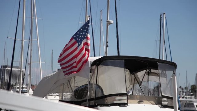 Boot im Hafen von Los Angeles mit wehender amerikanischen Flagge im Wind