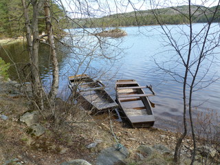 zwei Holzboote in einer Idylle am See