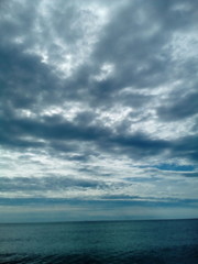 Naklejka na ściany i meble faszinierendes Wolkenbild am Meer
