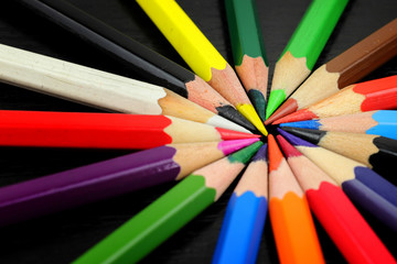 Naklejka premium Colored pencils from stationery arranged in a circle