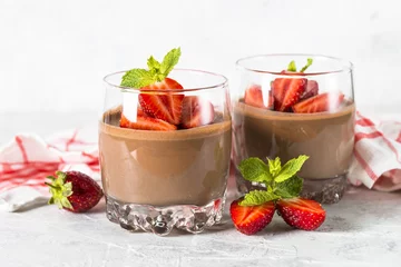 Gordijnen Chocoladedessert van slagroom en aardbeien in glas. © nadianb