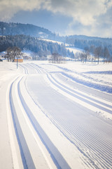 Fototapeta premium Langlaufloipe, verschneite Winterlandschaft in Saalfelden