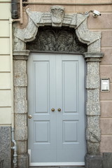porta in legno grigio di palazzo antico, italia