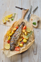 Gebackene Zitronen-Forelle mit leckerem Ofengemüse serviert auf Backpapier – Baked lemon trout...