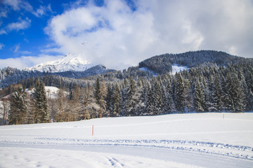Langlaufloipe, verschneite Winterlandschaft in Saalfelden