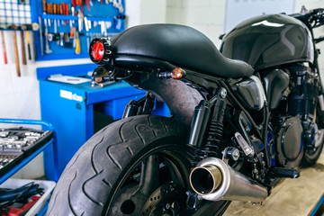 Organized motorcycle workshop with motorbike ready to be customized © David Pereiras