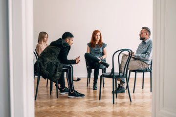 Psychotherapist talking with rebellious teenagers with alcohol addiction - obrazy, fototapety, plakaty