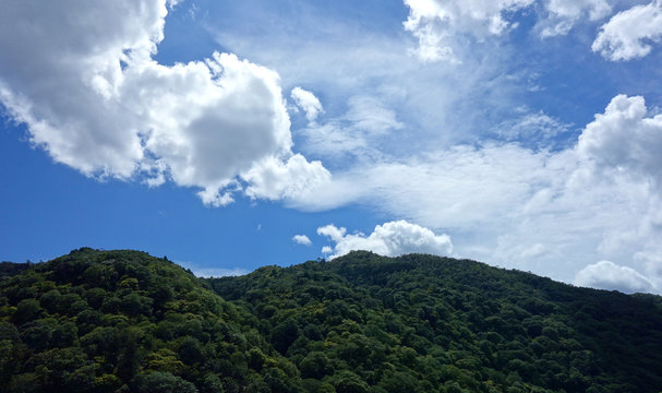 日本 京都 嵐山 稜線と青空 Japan Kyoto Arashiyama ridgeline and blue sky