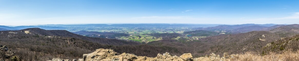 Obraz premium Rocky top hill panoramic view of Shenandoah national park in Skyline drive, Virginia 