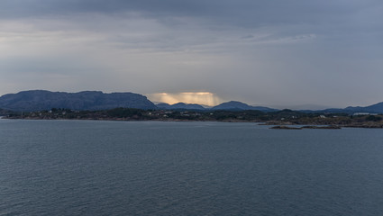 Fjord in Norwegen an einem bewölkten Morgen