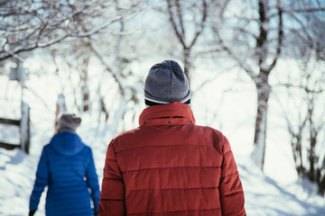 Fototapeta na wymiar Winterspaziergang, Frau und Mann von Hinten aufgenommen