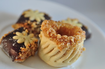 gros plan de patisseries orientales aux amandes et sésam sur assiette blanche