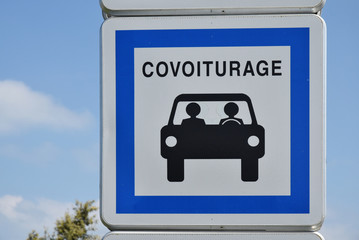 Panneau signalant un site de covoiturage.