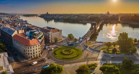 Photo sur Plexiglas Széchenyi lánchíd Budapest, Hungary - Panoramic aerial skyline view of Clark Adam square roundabout at sunrise with River Danube, Szechenyi Chain Bridge and St. Stephen's Basilica at background