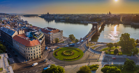 Naklejka premium Budapeszt, Węgry - panoramiczny widok z lotu ptaka na rondo na placu Clarka Adama o wschodzie słońca z rzeką Dunajem, mostem łańcuchowym Szechenyi i bazyliką św. Stefana w tle